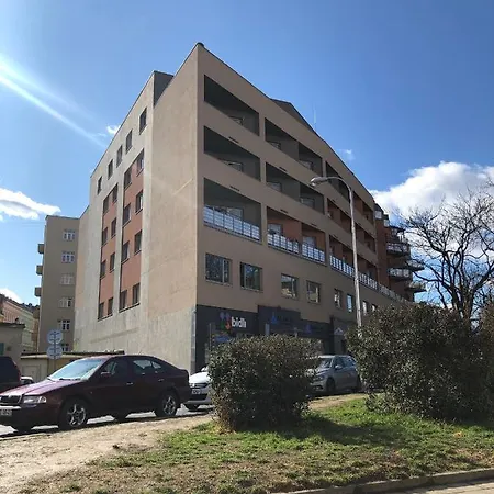 아파트 Moderni Apartman V Centru Mesta